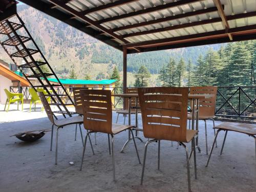 un groupe de chaises et une table avec vue dans l'établissement Neo Loyal Villa, à Manali