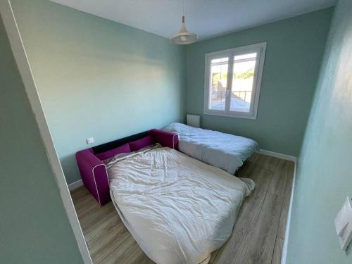 a bedroom with two beds and a window at Maison cosy avec piscine au port - proche Narbonne in Bages