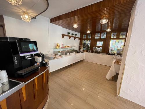 TV a/nebo společenská místnost v ubytování Hotel "Zur schönen Aussicht"