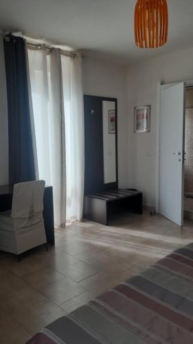 a living room with a couch and a mirror at Casa Antioco B&B in Siracusa