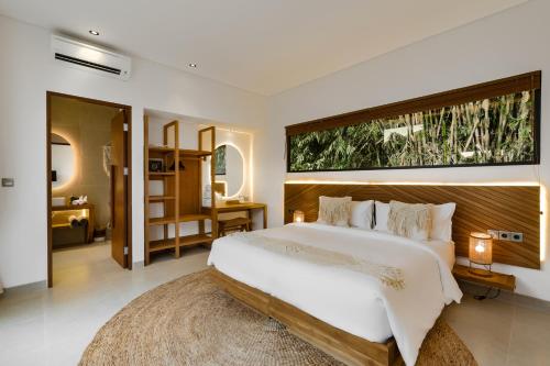 een slaapkamer met een groot bed en een groot raam bij Villa Rosita by BaliSuperHost in Ubud