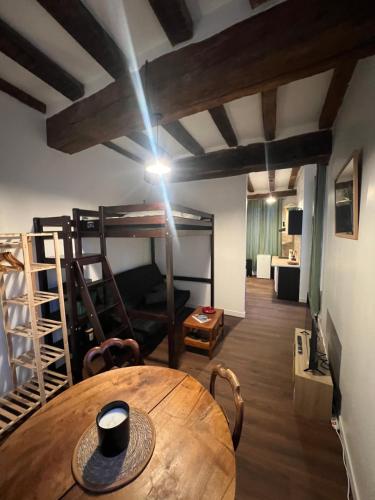 a room with a table and a bunk bed at studio 4pers. centre de Loches in Loches