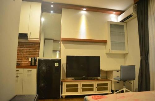 sala de estar con TV de pantalla plana sobre una mesa en Syndicet Apartemen en Wirolegi