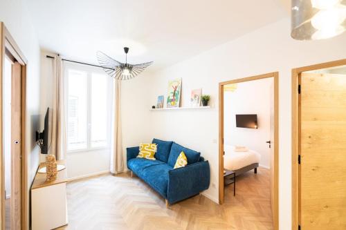 un salon avec un canapé bleu et un miroir dans l'établissement Meynadier Premium 2BR Refurb 2023 Olam Properties, à Cannes