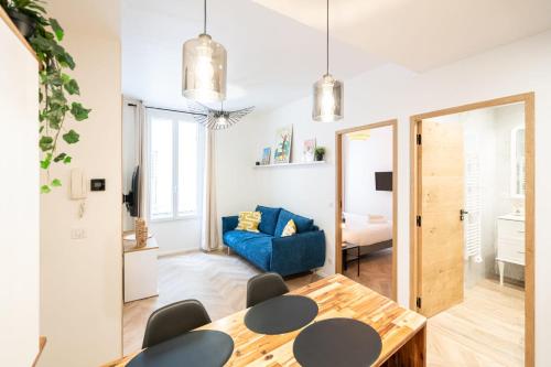 un salon avec un canapé bleu et une table dans l'établissement Meynadier Premium 2BR Refurb 2023 Olam Properties, à Cannes