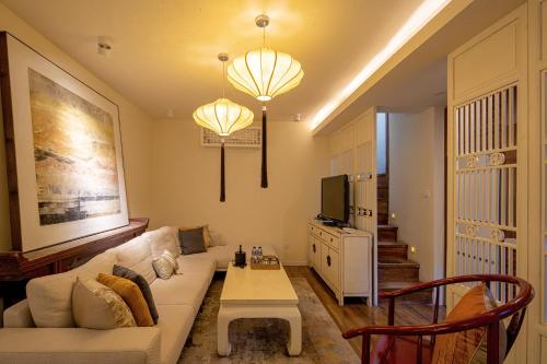 a living room with a couch and a table at Beijing Le Zai Nan Luo Gu Xiang Wang Fu Jing Forbidden City Courtyard Hotel&Free laundry service&Free coffee &Paid Dumpling experience service in Beijing
