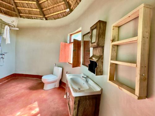 Makuyuni的住宿－Maasai Eco Boma & Lodge - Experience Maasai Culture，一间带卫生间和水槽的浴室