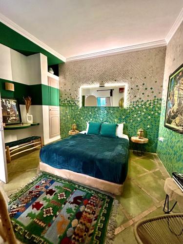 ein Schlafzimmer mit einem Bett und einer grünen Wand in der Unterkunft Riad Lauriers Blancs in Marrakesch