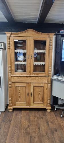 a wooden cabinet with glass doors in a kitchen at altes romantisches Fachwerkhaus in Rheinnähe auch für Workation geeignet in Cologne