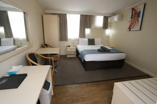 Ένα ή περισσότερα κρεβάτια σε δωμάτιο στο Sleepy Hill Motor Inn