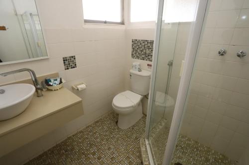 Ένα μπάνιο στο Sleepy Hill Motor Inn