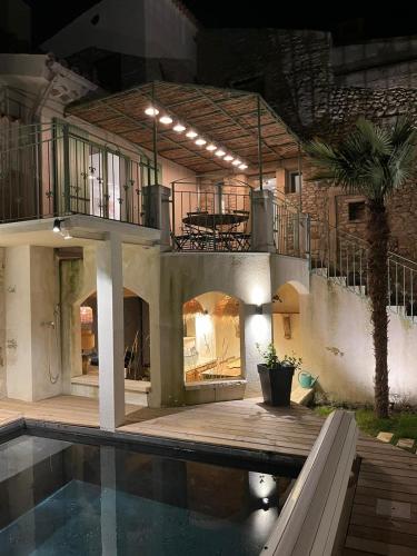 une maison avec piscine et balcon dans l'établissement Drome provençale maison familiale calme dans village, à Valréas