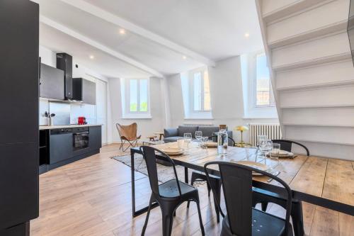 une salle à manger et une cuisine avec une table et des chaises dans l'établissement Duplex 2 bedrooms 2 bath, à Lille