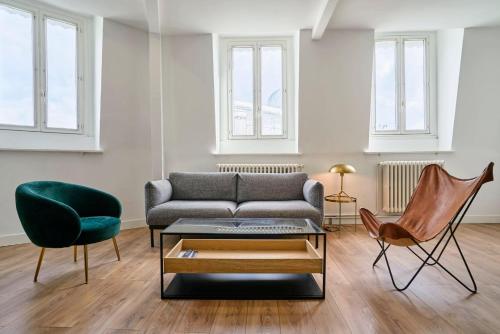 ein Wohnzimmer mit einer Couch und zwei Sesseln in der Unterkunft Duplex 2 bedrooms 2 bath in Lille