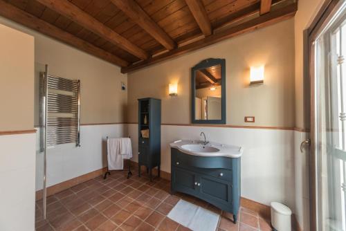 Kúpeľňa v ubytovaní Sui tetti di Trani Harbour suite