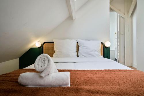 une chambre avec un lit avec des serviettes dessus dans l'établissement Duplex 2 bedrooms 2 bath, à Lille