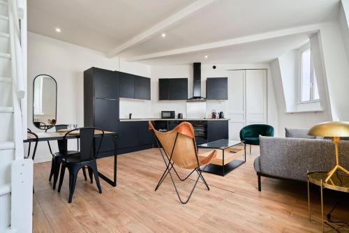 eine Küche und ein Wohnzimmer mit Tisch und Stühlen in der Unterkunft Duplex 2 bedrooms 2 bath in Lille