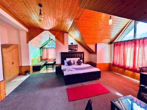 - une chambre avec un lit au milieu d'une pièce dans l'établissement Sethan valley cottage, à Manali