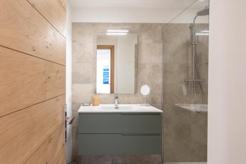 une salle de bain avec un lavabo et un miroir dans l'établissement C7 - 1 BDR Pointe Croisette 5min Sea - Parking, AC & Terrace, à Cannes