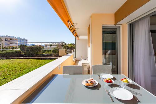 - une table à manger avec vue sur le balcon d'une maison dans l'établissement C7 - 1 BDR Pointe Croisette 5min Sea - Parking, AC & Terrace, à Cannes