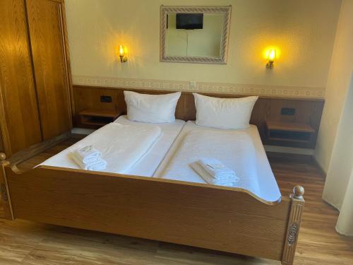 Postel nebo postele na pokoji v ubytování Hotel "Zur schönen Aussicht"