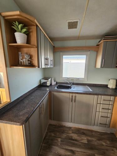 Dapur atau dapur kecil di Inviting 3-Bed Caravan in Porthcawl