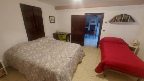 1 dormitorio con cama y manta roja en Casale di Pesche, en Pesche