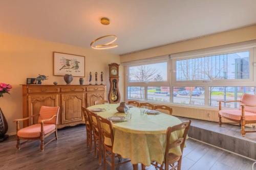 une salle à manger avec une table et des chaises dans l'établissement 2 BR apartment with parking, 5 minutes from Lille, à Marcq-en-Barœul