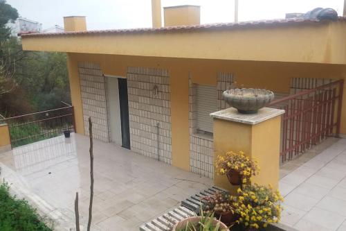 a building with a porch with a fountain on it at Appartamento 3 letti con cucina e parcheggio privato gratuito in Candela