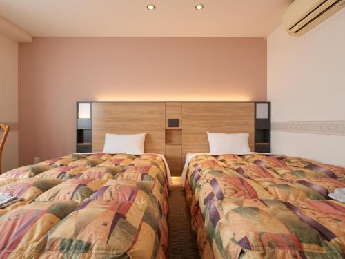 - une chambre d'hôtel avec 2 lits dans l'établissement Gamagori Hotel, à Gamagori