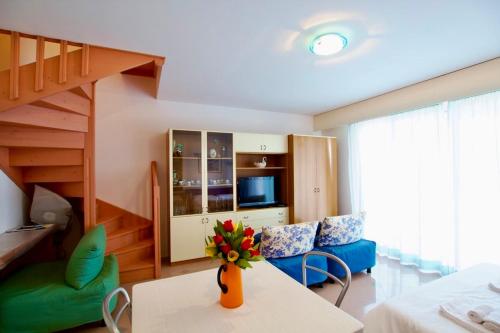 ein Wohnzimmer mit einem Sofa und einem Tisch in der Unterkunft Monte Carlo Terrace, frontière Monegasque appartement vue mer in Beausoleil