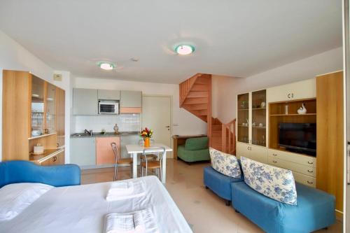 ein Wohnzimmer mit einem Bett und eine Küche in der Unterkunft Monte Carlo Terrace, frontière Monegasque appartement vue mer in Beausoleil
