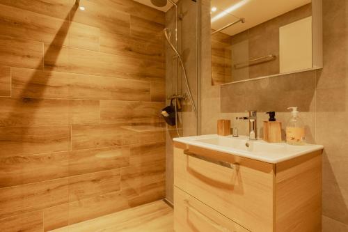 une salle de bain avec un lavabo et une douche dans l'établissement Charmant studio avec une vue imprenable, à Nendaz