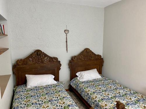 - deux lits assis l'un à côté de l'autre dans une pièce dans l'établissement Chalet privado, à San Juan de Alicante