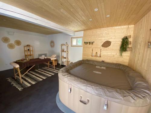 Zimmer mit großer Badewanne in der Mitte eines Zimmers in der Unterkunft Le Mas Gabantelye in Saint-Paulet-de-Caisson