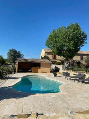 une piscine devant une maison dans l'établissement Le Mas Gabantelye, à Saint-Paulet-de-Caisson