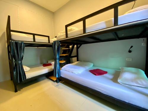 Katil atau katil-katil dalam bilik di Boom Hostel Khao Sok