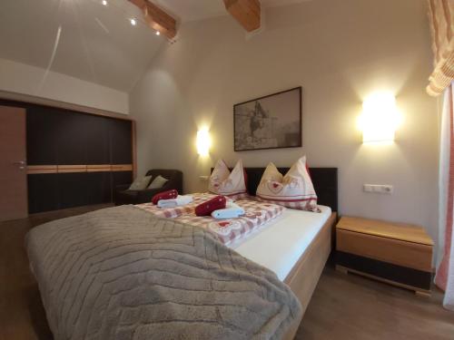 una camera da letto con un letto con sopra degli animali di peluche di Appartements Sportsüberl a Berwang