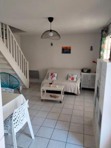 un salon avec un canapé et une table dans l'établissement IRIS, à Aigues-Mortes