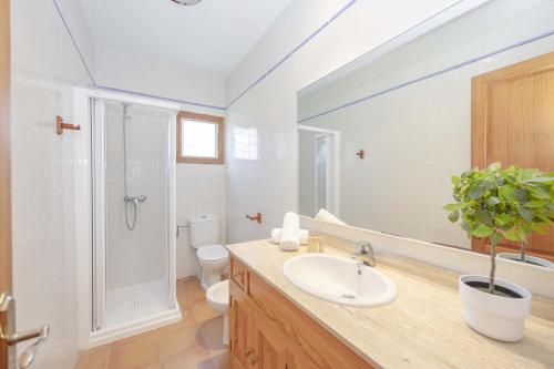 a bathroom with a sink and a shower and a toilet at Villa Olivers Vera in Alcudia