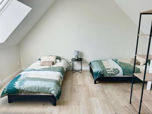 um quarto com 2 camas e uma escada em Le Gîte de la Forêt - Montmacq em Thourotte