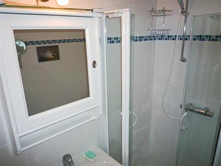 a bathroom with a mirror and a shower at Ferienhaus Treibholz II in Neuharlingersiel