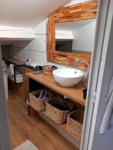 ein Bad mit einem Waschbecken und einem Spiegel in der Unterkunft Villa 3 chambres avec jacuzzi in Saint-Maximin-la-Sainte-Baume