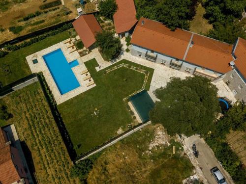 einen Blick über einen Garten mit Pool in der Unterkunft Villa Kata with pool and whirlpool in Bilopavlovići