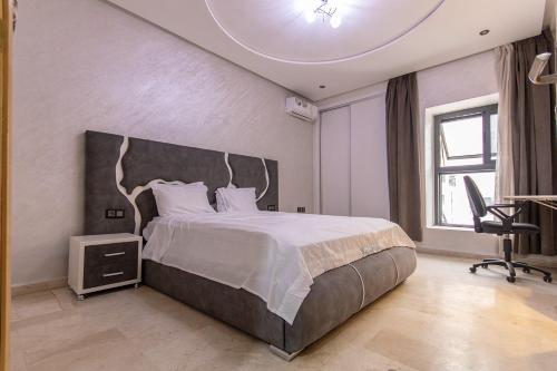 1 dormitorio con cama grande y ventana grande en Oasis Urbaine au centre de Fès, en Fez