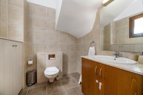 een badkamer met een toilet en een wastafel bij Villa Greco Mare #40 in Protaras