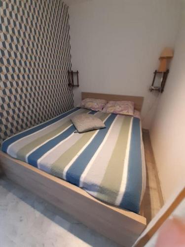 un lit dans une petite pièce avec dans l'établissement Le Silvaplana : Apt 4 Prs, 300 m plages, parking, à Antibes