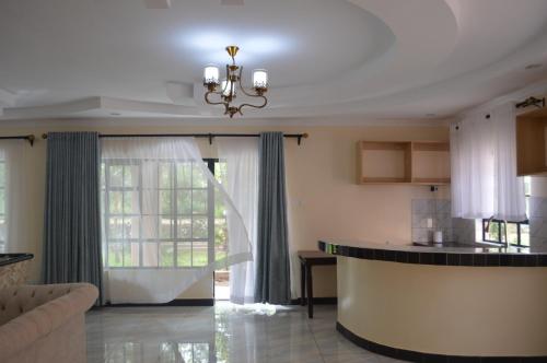 eine Küche und ein Wohnzimmer mit einer Theke und einem Fenster in der Unterkunft jirime hotel &resort in Marsabit