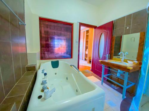 Ванная комната в Raha Beachfront Apartment Mombasa shanzu with beautiful sea view