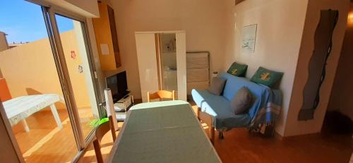 mały salon z niebieskim krzesłem w pokoju w obiekcie TERRASSES DE LA PLAGE Joli T2 cabine proche plage Richelieu Cap d'Agde TERRASSES DE LA PLAGE w Cap d'Agde